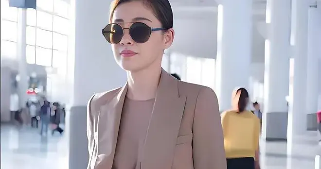 50岁梅婷越来越时髦！穿美拉德西装+阔腿裤，简约又高级！