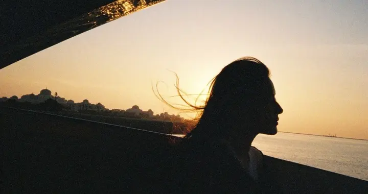 刘亦菲ins更新美图，每一张都很有氛围感，侧脸更美的像雕塑一般