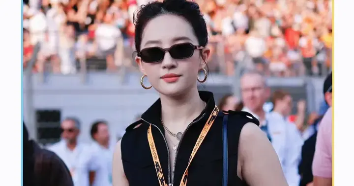 刘亦菲现身阿布扎比观看F1大奖赛，梳高马尾，穿短裙，又美又飒！