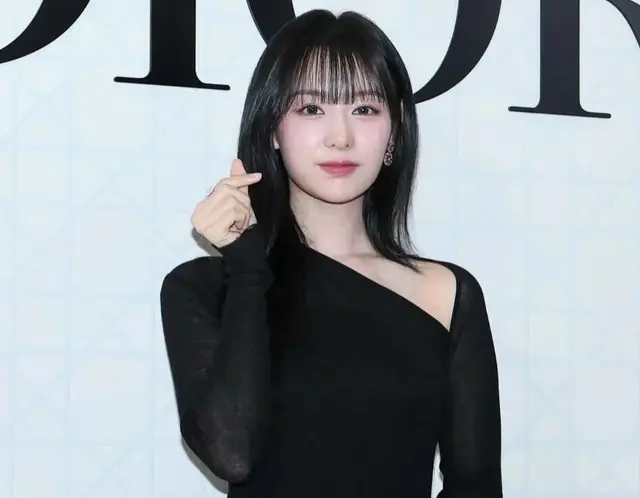 金智媛DIOR活动生图太绝！韩式水光肌和条形码刘海都挡不住的美貌