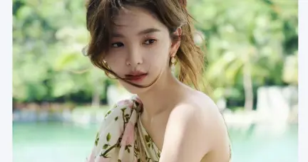 章若楠粉丝毛衫，搭配白色运动裤，少女感十足！