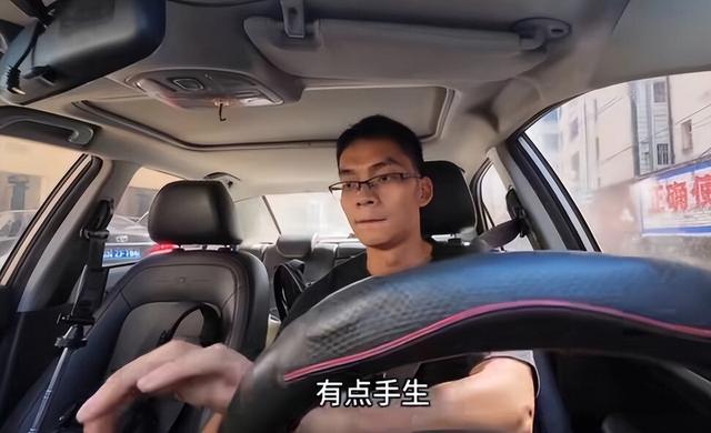 唐尚珺开车回老家：手动挡技术娴熟，一路拍视频，网友夸他很专业
