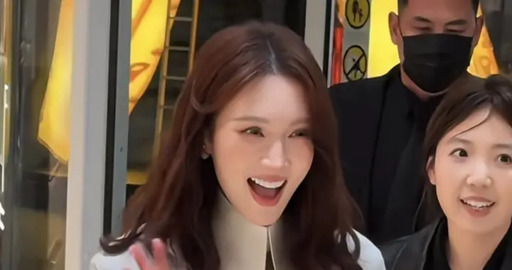 金晨出席LV活动，浅灰色大衣搭卷发，整个人状态好到发光大气优雅