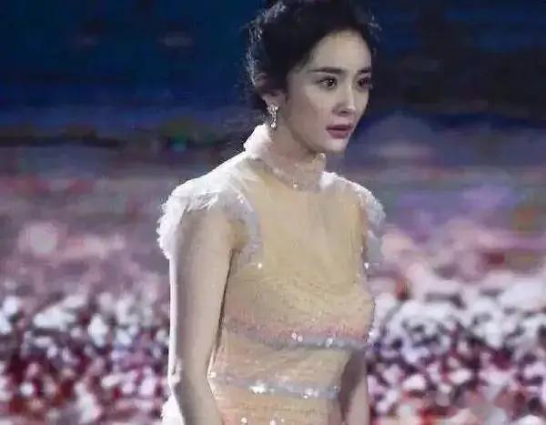 初中杨幂美如画，却无人敢表白，网友惊叹：这颜值谁敢追？