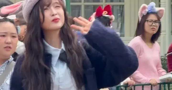 30岁吴宣仪在香港被偶遇，她长得真美，只不过她裤脚咋一长一短的