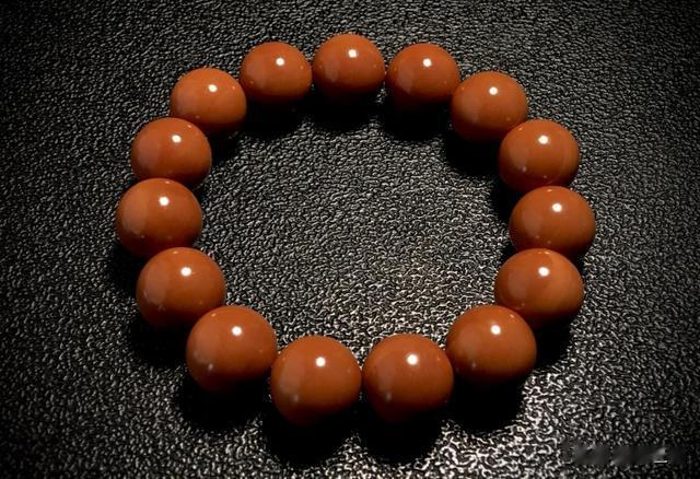 玛瑙|核雕手串必须有配饰吗？这些手串不用配饰也很美