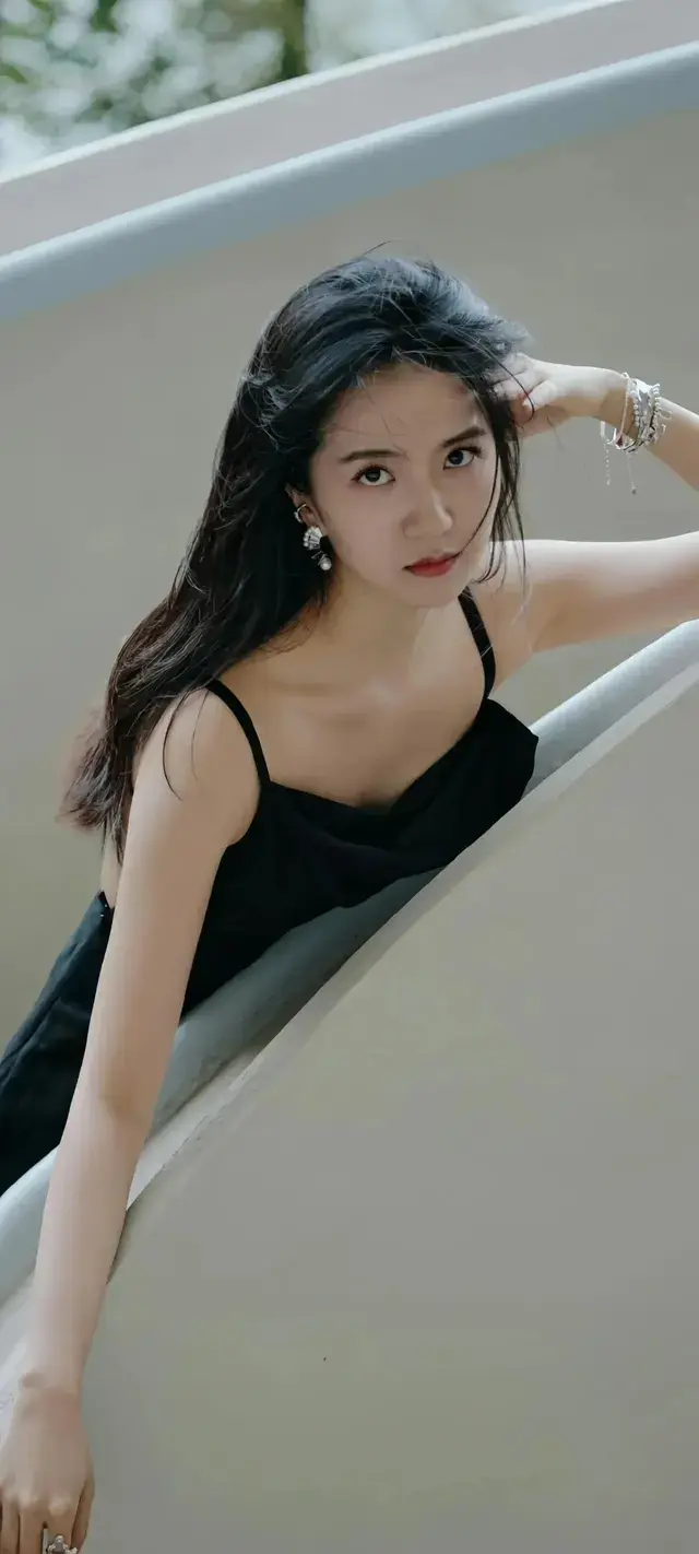 许龄月：阴天里也能“自带光芒”的魅力女神