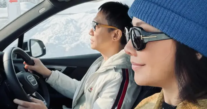 刘嘉玲和梁朝伟在日本过情人节，梁朝伟开奥迪车，刘嘉玲一脸甜蜜