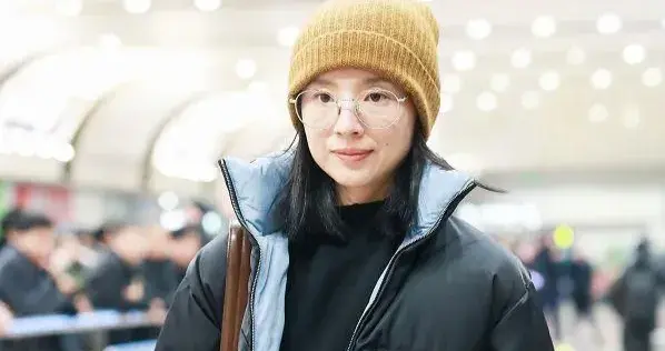 董洁会穿是数一数二的！短款羽绒服+牛仔裤+毛线帽 时髦减龄又高级