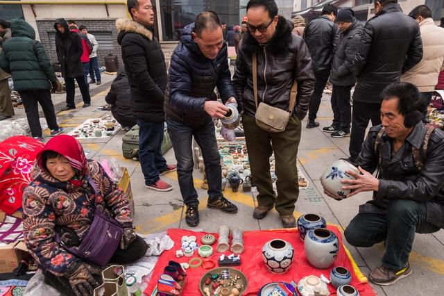 逛文玩市场，火眼金睛辨真伪！揭秘那些潜伏的“托”