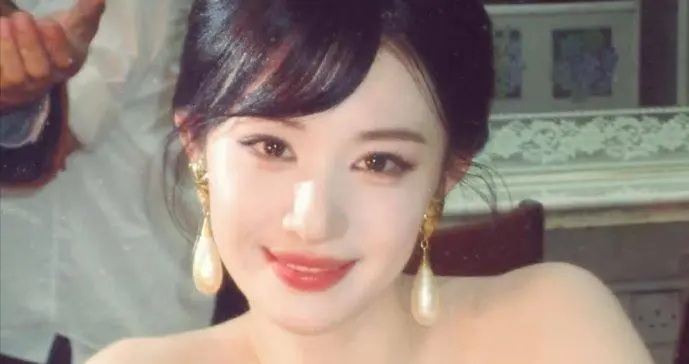 春风十里，不如王楚然倾城一笑！她简直就是春日里的花间的公主。