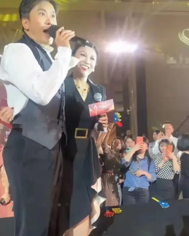 8次上春晚，作死被捕入狱，今54岁无人问津，老搭档也断了联系