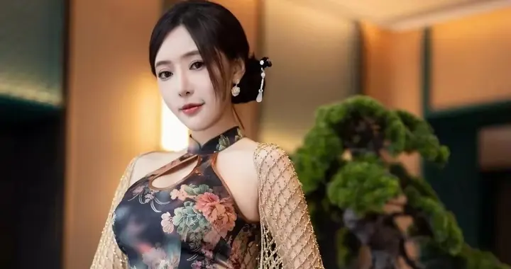 王馨瑶复古改良旗袍造型简直美到犯规，直接把我眼球给\焊\住了
