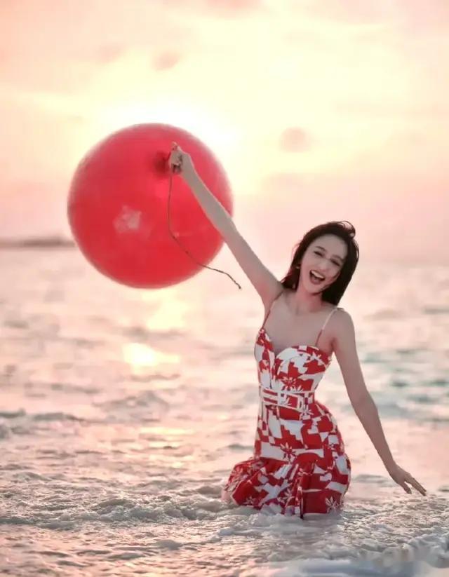 佟丽娅 海边吊带裙