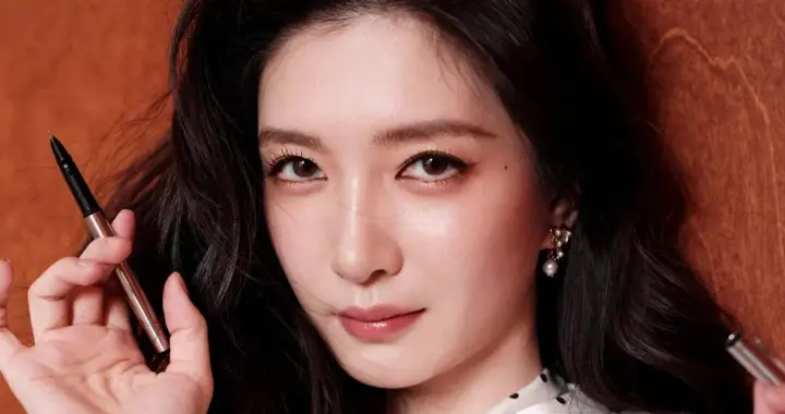 江疏影白衫裁云，波点缀梦