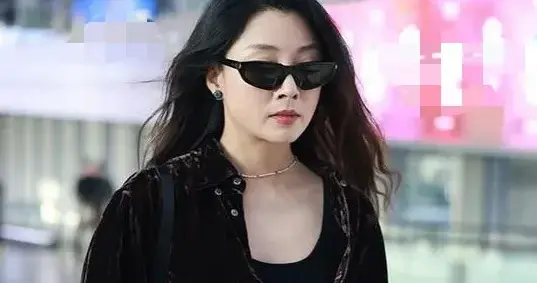 45岁殷桃增肥后大变样！穿丝绒外套+牛仔裤+短靴，时髦又高级！