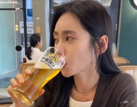 秋瓷炫怕胖吐司只吃一口，45岁秋瓷炫身材管理好严苛