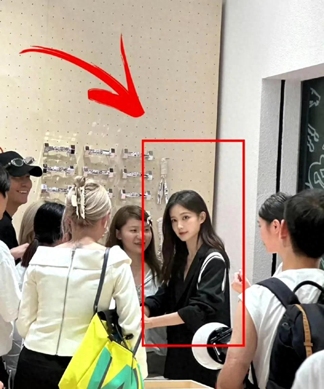 李一桐路人镜头长这样？不是，怎么随手拍都那么好看