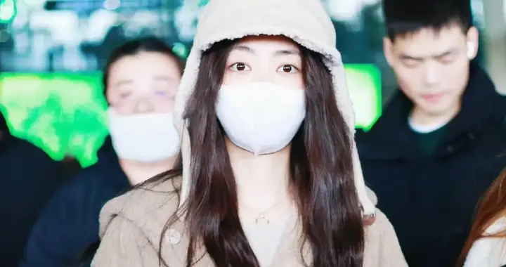 谭松韵穿泰迪大衣现身机场，毛绒帽造型软萌又可爱