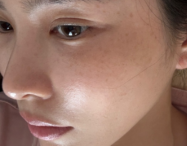 杜淳老婆晒素颜怼脸拍，脸上雀斑明显，皮肤却白皙紧致美得很真实