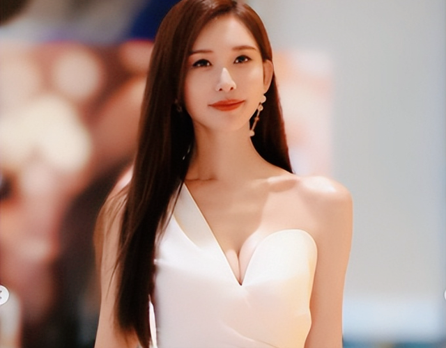 50岁林志玲现身日本活动，大方秀出身材，网友惊呼：说30岁我也信