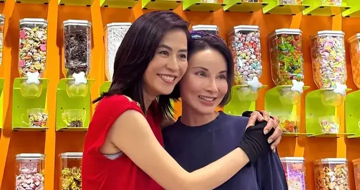 55岁宣萱在新加坡逛街，她的外表看起来好年轻，身材苗条