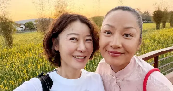 李亚鹏赢麻了！前女友柯蓝瞿颖清迈旅游，就连王菲周迅都关系融洽