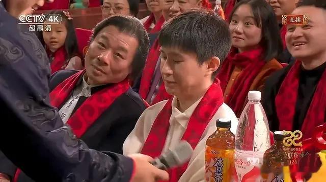 岳云鹏央视春晚被建议退出，天津春晚被赞，网友：春晚咋不上这段