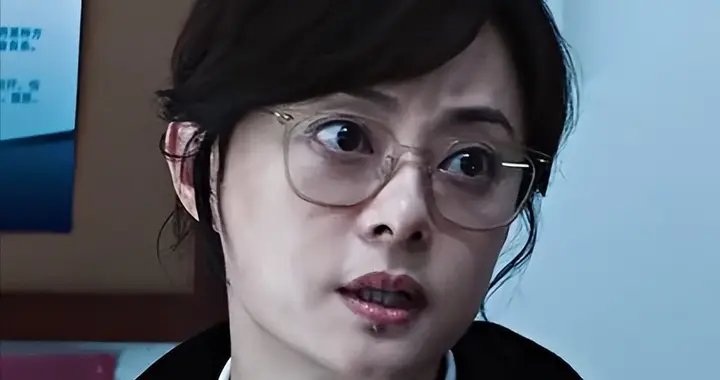 一脸横肉、满身赘肉，却硬要在剧中演高智老师，网友：真不害臊吗