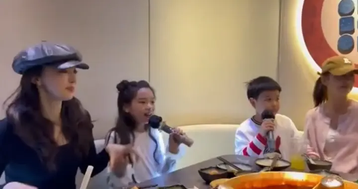 好闺蜜，董璇和佟丽娅带娃合影，小酒窝和朵朵有爱互动！