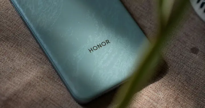 荣耀旗下的“千元神机”，LCD屏+2米抗摔+189克，国补后仅售934元