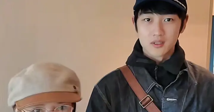 42岁金莎与25岁孙丞潇合体！她背着书包像小姑娘，看不出差17岁