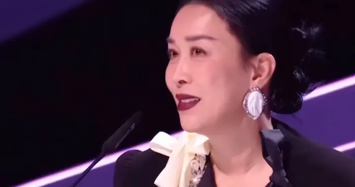 口无遮拦遭闭麦？一句话让何炅变成结巴，网友：不得不说姐太牛了