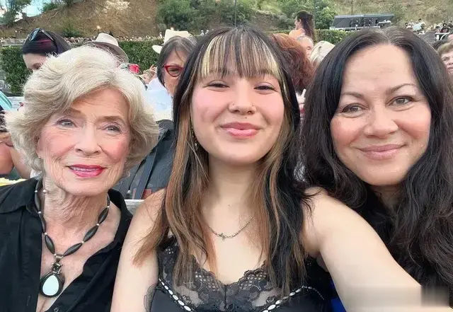 李小龙80岁妻子近照曝光，曾与徒弟结婚，女儿李香凝还生了个孙女