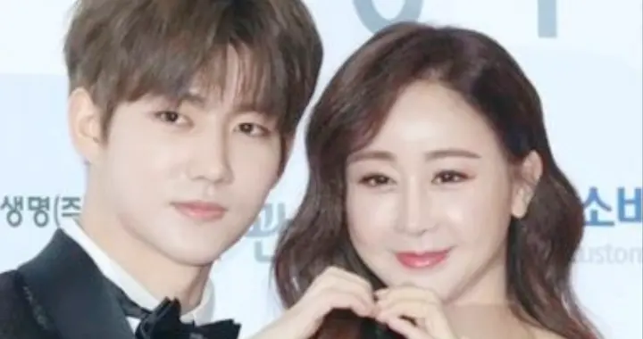 女星离婚两年仍与前夫同住，二人面对镜头落泪：很难熬，撑不住了