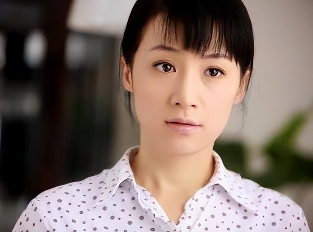 她曾是国民媳妇，红过刘涛，杨幂佟丽娅给她作配，为何会自毁前程