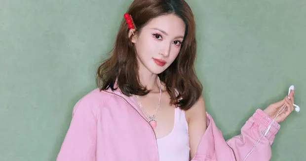 粉红色限定甜妹！金晨戴樱桃发夹元气又娇俏