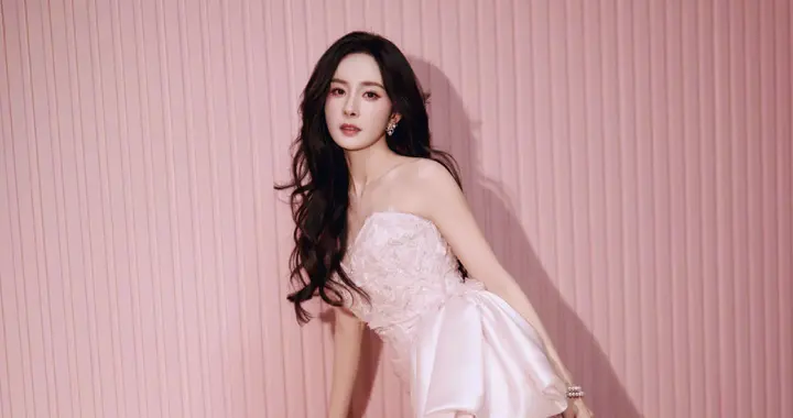 杨幂淡粉色抹胸裙写真，脚踩高跟真美