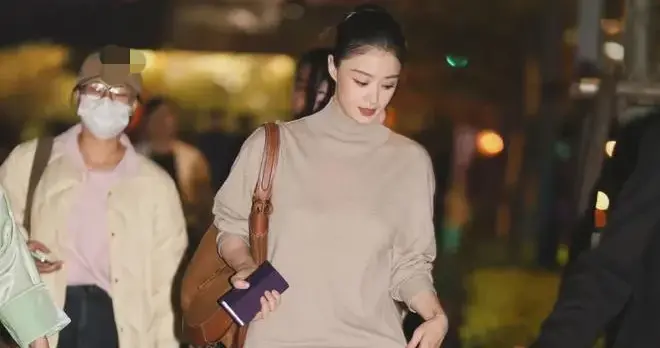 41岁蒋欣减肥后美得更高级！穿高领毛衣+棕色长裤，简约又高级！