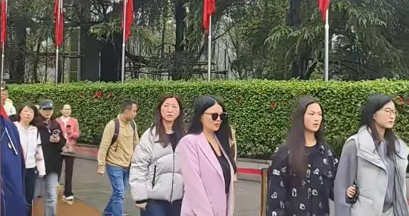 李湘风波后现身韶山，肉眼可见瘦了许多，王诗龄随行气质出众