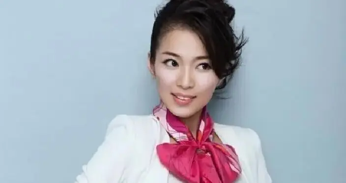 她曾是东方卫视美女主持人，离婚后带儿子生活，如今沦落到卖水果