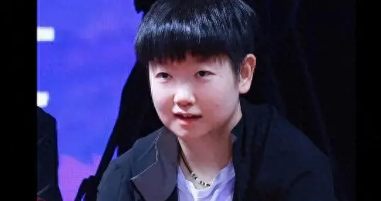 莎莎挺关心小牛嘛，看得好入迷，难道就因为是哥的身边的人？