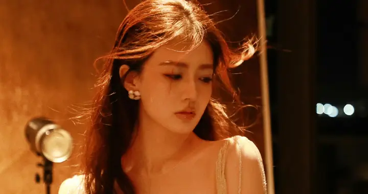 徐璐蕾丝抹胸礼裙，暖光氛围感拉满