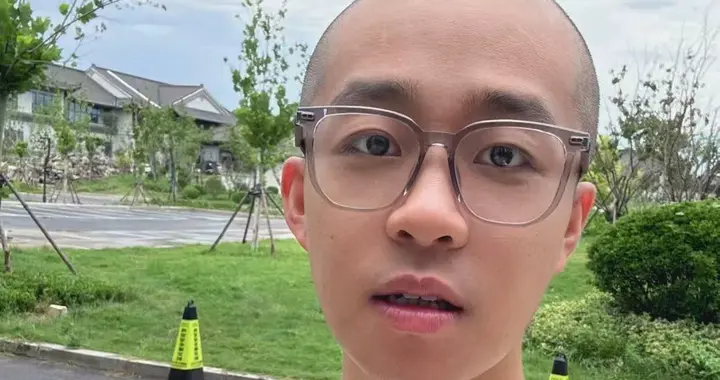 德云社张九龄剃光头，原因令人笑不活，被师兄弟骗了，说好一起的