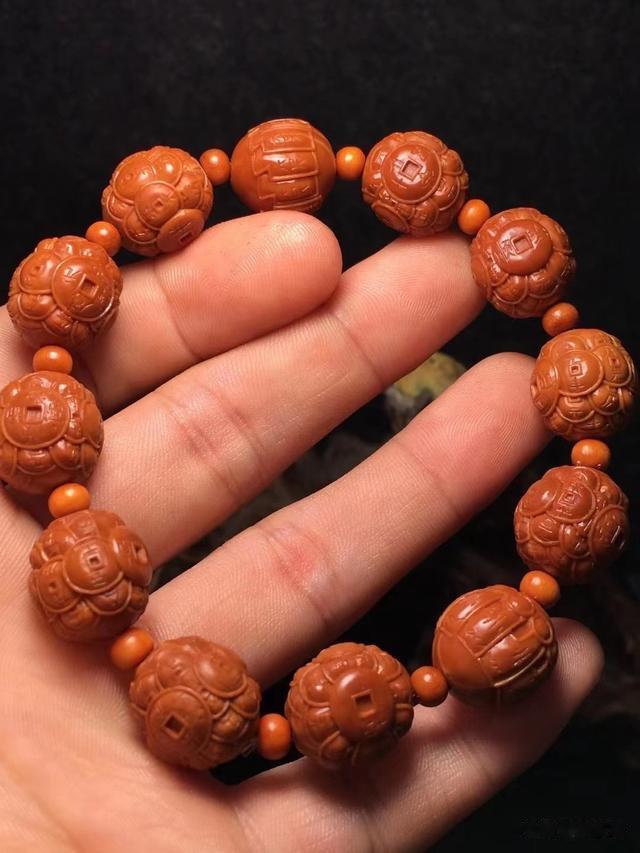 核雕|适合夏季盘玩的手串有哪些？夏季盘核雕手串要注意什么？