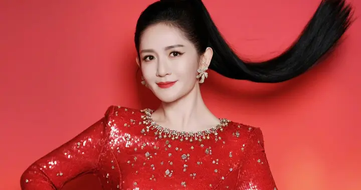 谢娜央视秋晚主持人，一袭束腰红裙明艳动人好漂亮！