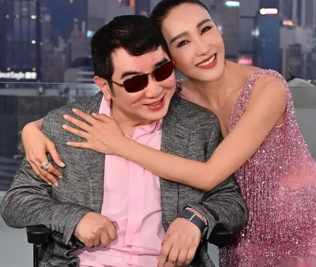 53岁黎姿：一家四口挤20平破屋，弟弟瘫，老公残，她后悔了吗？