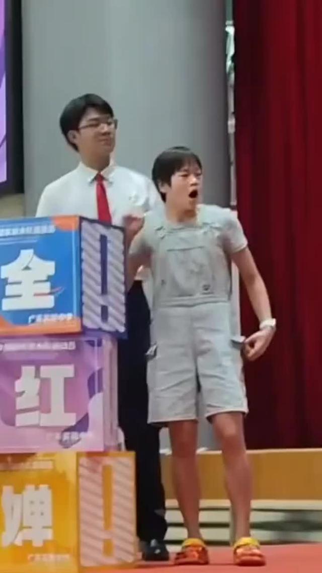 全红婵现身实验中学，在台上打哈欠，到底还是孩子，太真实