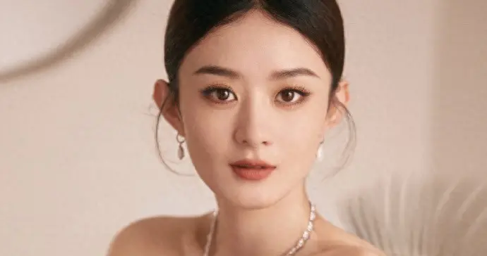 赵丽颖初中旧照曝光，网友直呼：这真是同一个人？