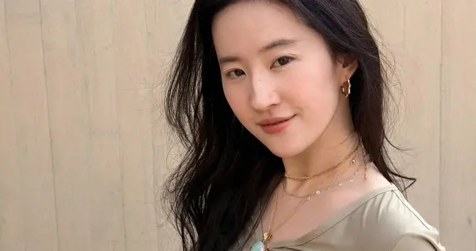 刘亦菲的牛仔小短裙私服穿搭